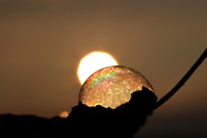 Gefrorene Seifenblase mit Regenbogen im Sonnenaufgang