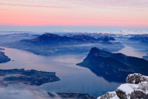 WEITBLICK BERGE IN ABENDDÄMMERUNG
