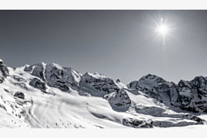 Skifahrer vor Bergpanorama