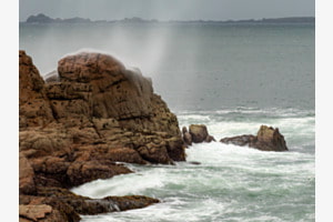 Gischt in der Bretagne