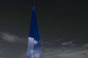 Freiheitsdenkmal "Trinigon" aus poliertem Stahl in Narvik (No)