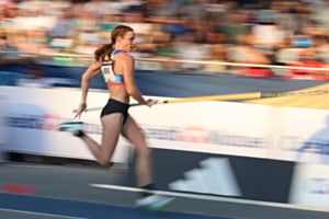 Schneller Anlauf im Stabhochsprung 