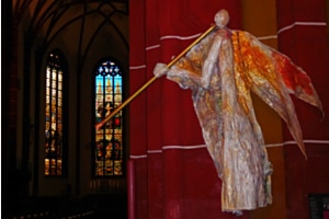 Engel aus versteiftem und lackierten Filterzigarettenpapier in der Johanneskirche in Saalfeld (Thüringen)