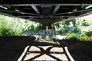 Lichtspiel durch Bahnbrücke Lichtspiel durch Bahnbrücke
