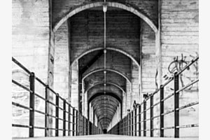 Grandfey Viadukt - Fussgängerbrücke in monochromer Symmetrie