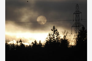 Die aufgegange Sonne versetzt die darunterliegende Gegend in gleissendes Licht