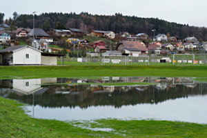 Temporärer See auf dem Sportplatz in Ersigen BE