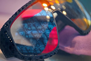 Sonnenbrille in einem Schaufenster.