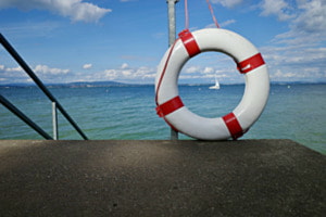 Durchblick zum Segelboot 