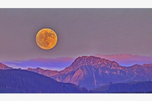Strawberry supermoon