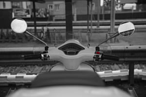 Vespa am Bahnhof