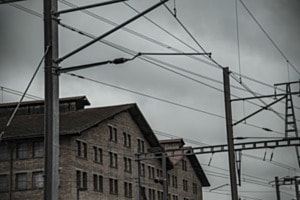 Haus mit Fahrleitungen