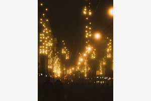 Weihnachtsbeleuchtung im Nebel