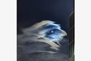 Mond im Wolkenbett