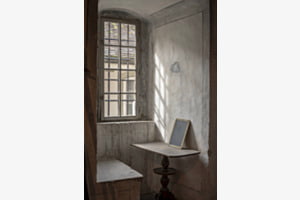 Eckerfenster mit Tisch