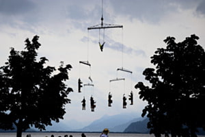 Menschliches Mobile über dem Genfersee Menschliches Mobile über dem Genfersee