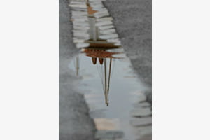 Der Mast in der Regenrinne