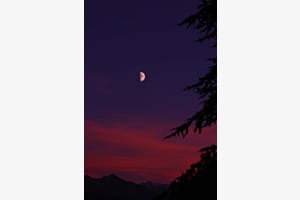 Levée de lune au crépuscule au dessus des nuages Levée de lune au crépuscule au dessus des nuages