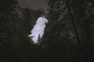 Kleiner Wasserfall wird zu tosenden Wasserfall Kleiner Wasserfall wird zu tosenden Wasserfall