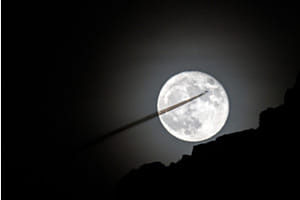Flugzeug vor dem Mond Flugzeug vor dem Mond