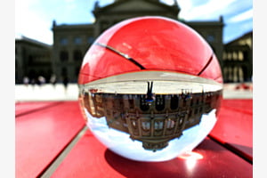 Bundeshaus durch die Kugel Bundeshaus durch die Kugel