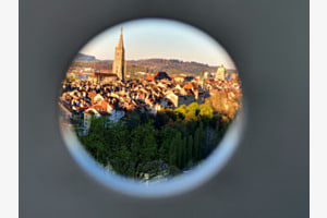 Durch ein Stuhlloch betrachtet Durch ein Stuhlloch betrachtet