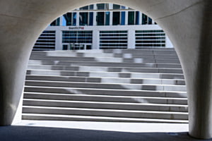 Die andere Perspektive: Eingang zu den Swatch Headquaters in Biel/Bienne