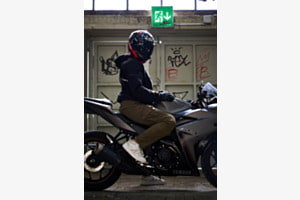 Motorrad in einem alten Parkhaus