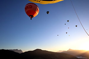 Siluette auf Ballonfahrt in Kirchberg (Tirlol) AT Siluette auf Ballonfahrt in Kirchberg (Tirlol) AT
