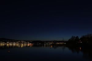Blaue Stunde und die Reflexion/Spiegelung auf dem See