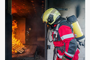 Feuerwehr-Ausbildner beobachtet Übungsteilnehmer