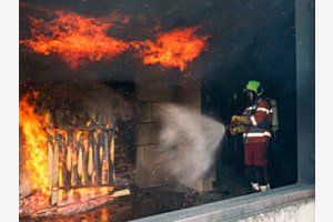 Feuerwehrübung Brandlöschen 