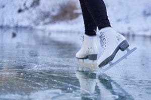 Schlittschuh fahren auf einem gefrorenen See