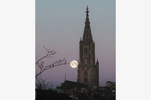 Mondwache über Bern