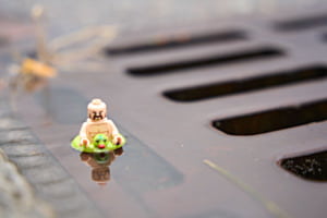 Lego Figur am Abgrund am Baden