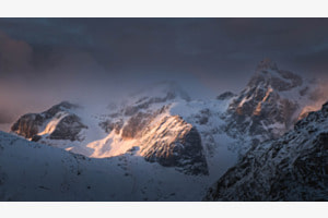 Schnee im ersten Tageslicht