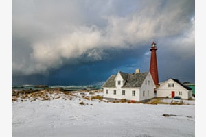 Leuchtturm vor Wolkenlichtband