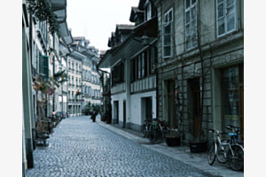 stille gasse an einem kalten wintertag