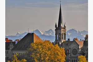 Berner Rathaus mit Peter und Paul Kirche und Eiger, Mönch, Jungfrau