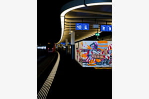 Schwungvolle Linien und ein kunstvolles Graffiti beim Gleis 10 Schwungvolle Linien und ein kunstvolles Graffiti beim Gleis 10