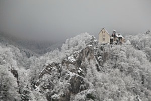 mystisch: die Burg über den gleichnamigen Dorf (Burg im Leimental)
