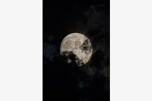 Schüchterner Mond
