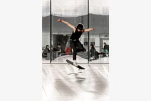 Skater vor der Glasfront des Oodi in Helsinki Skater vor der Glasfront des Oodi in Helsinki