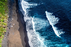 Der Playa de Nogales Vulkansandstrand auf der Kanareninsel La Palma.