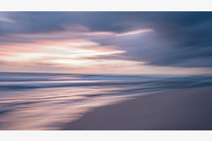 Malerischer Sonnenaufgang am Meer