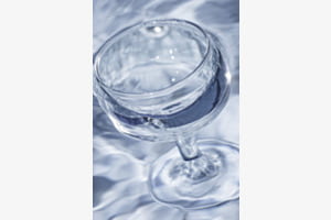 Le verre au fond de la piscine ou la piscine au fond du verre Le verre au fond de la piscine ou la piscine au fond du verre
