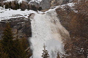 Schneerutsch über einem Wasserfall Schneerutsch über einem Wasserfall