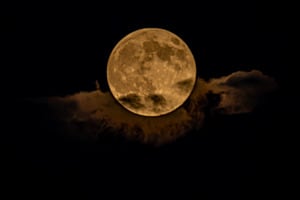 Vollmond in den Wolken