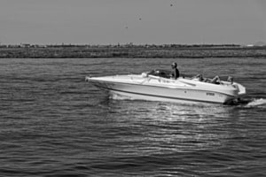 Boot im Meer vor der Insel Burano