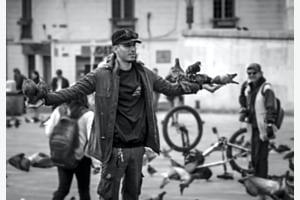 El señor y las palomas El señor y las palomas
